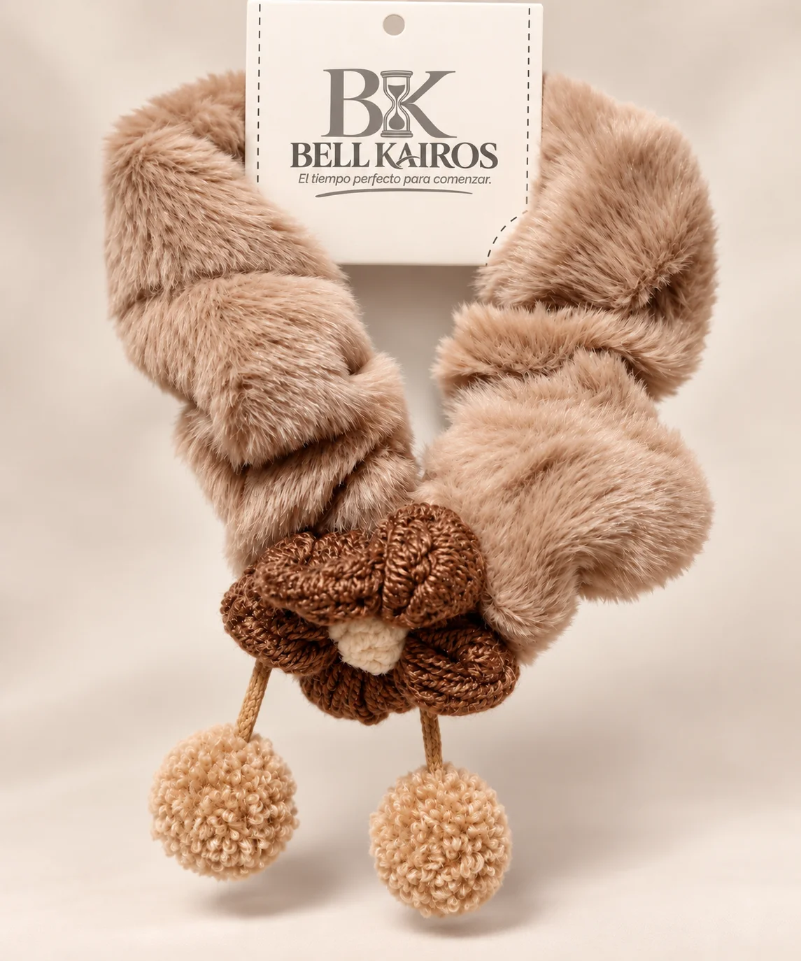 Coletero de Peluche Beige con Flor Tejida