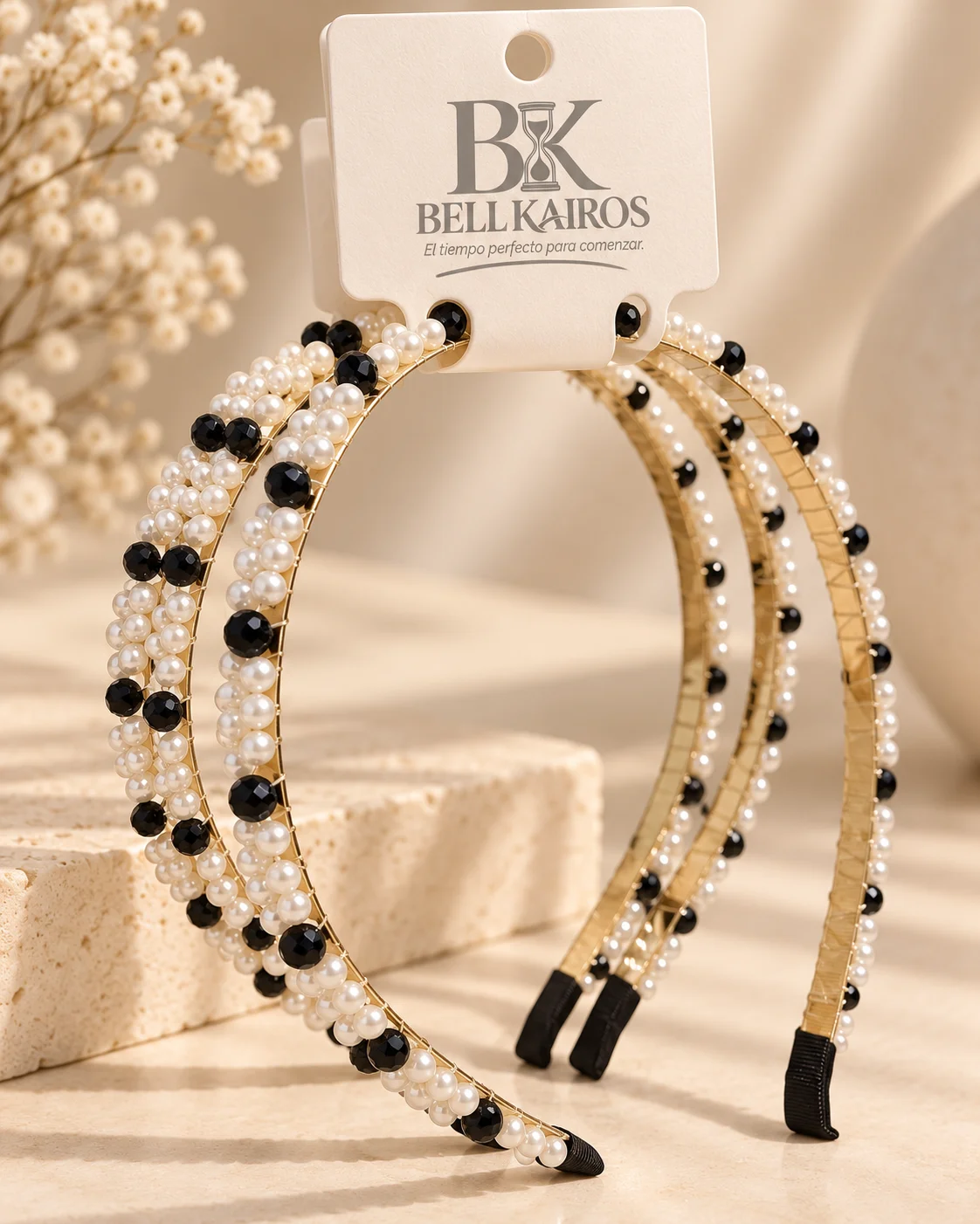Vincha Elegante con Perlas Blancas y Cristales Negros